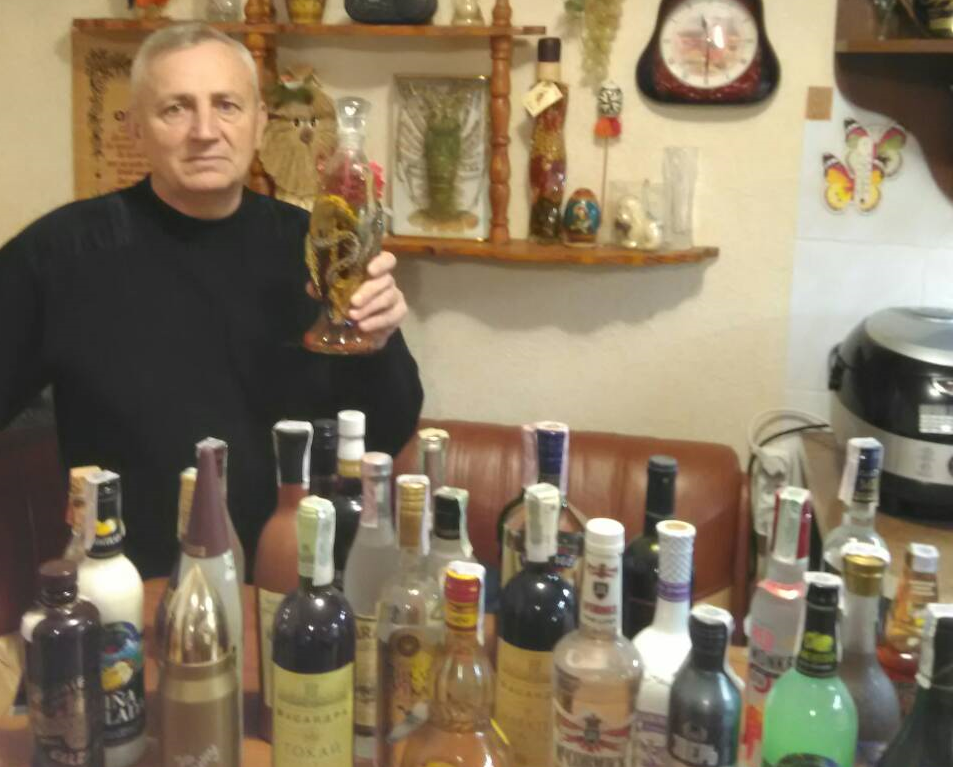 Владимир Брагинец демонстрирует индонезийскую водку со змеей