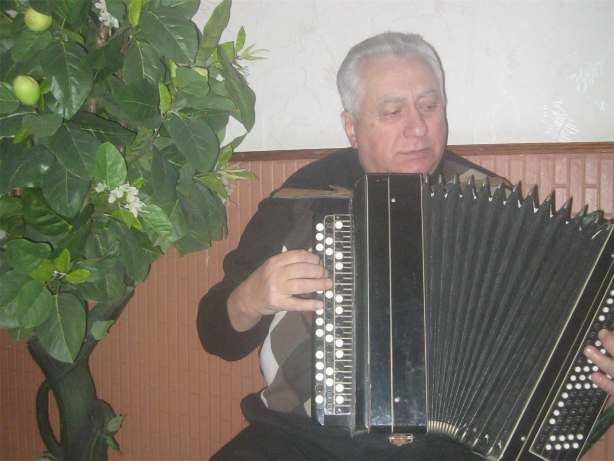 В своём кабинете Анатолий Шведов играет на "Туле"