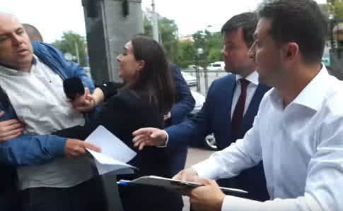 Юлия Мендель толкает журналиста программы "Схемы" Сергея Андрушко