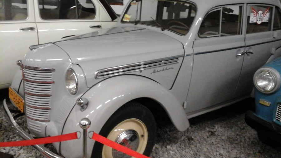 «Москвич-401» сначала являлся полным аналогом «Opel Kadett K38»