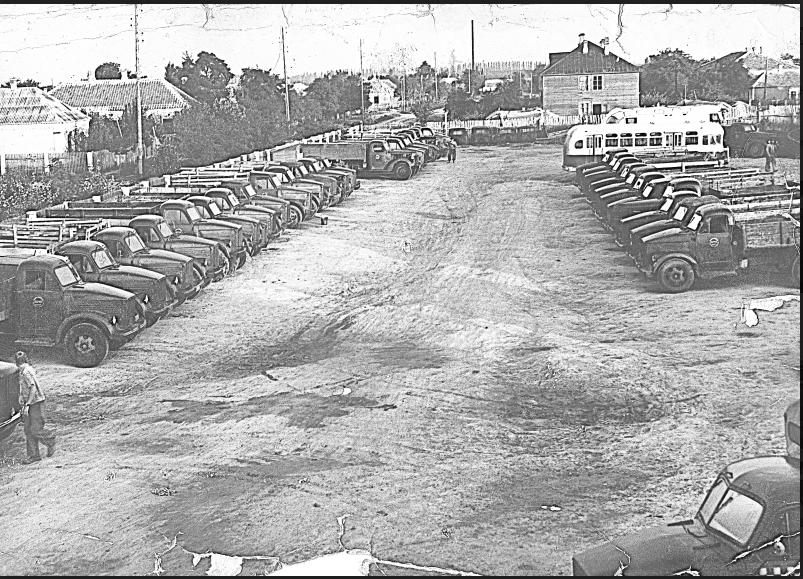 1963 год. Так выглядел двор автопарка (сейчас территория рынка на углу проспекта Мира и улицы Гоголя). Завгар — В. И. Мурашов.