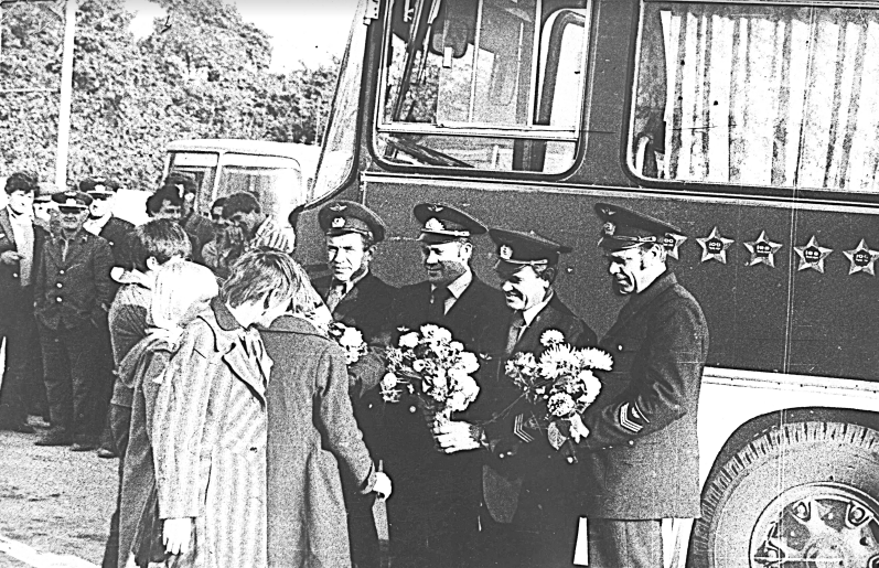Вот так встречали из Харькова экипаж, прошедший миллион километров без капитального ремонта. Здесь был настоящий праздник: коллеги, школьники, жены и дети. Все радовались успехам.