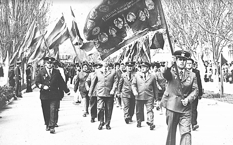 1 мая 1975 года. На демонстрации работники Генического АТП — передового предприятия области, победители Всесоюзного социалистического соревнования. 