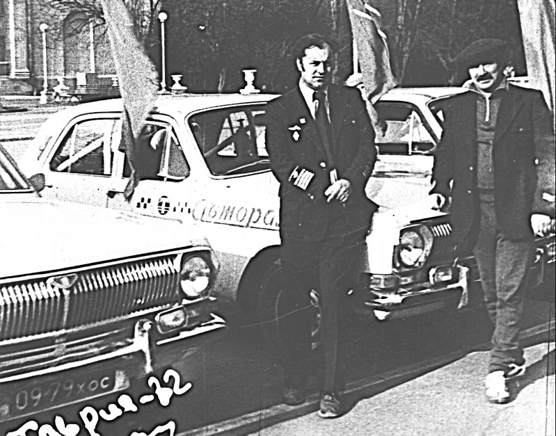 Немало фотографий в альбоме мастера спорта СССР по ралли 80-х Валентина Мурашов, посвященных автогонкам. На снимке: экипаж, представляющий Таврию — пилот Валентин Мурашов, штурман Наум Либерман.