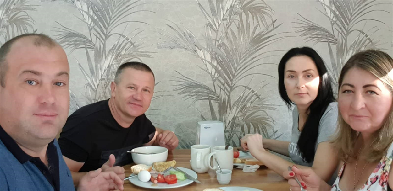 Первая группа в полном составе завтракает