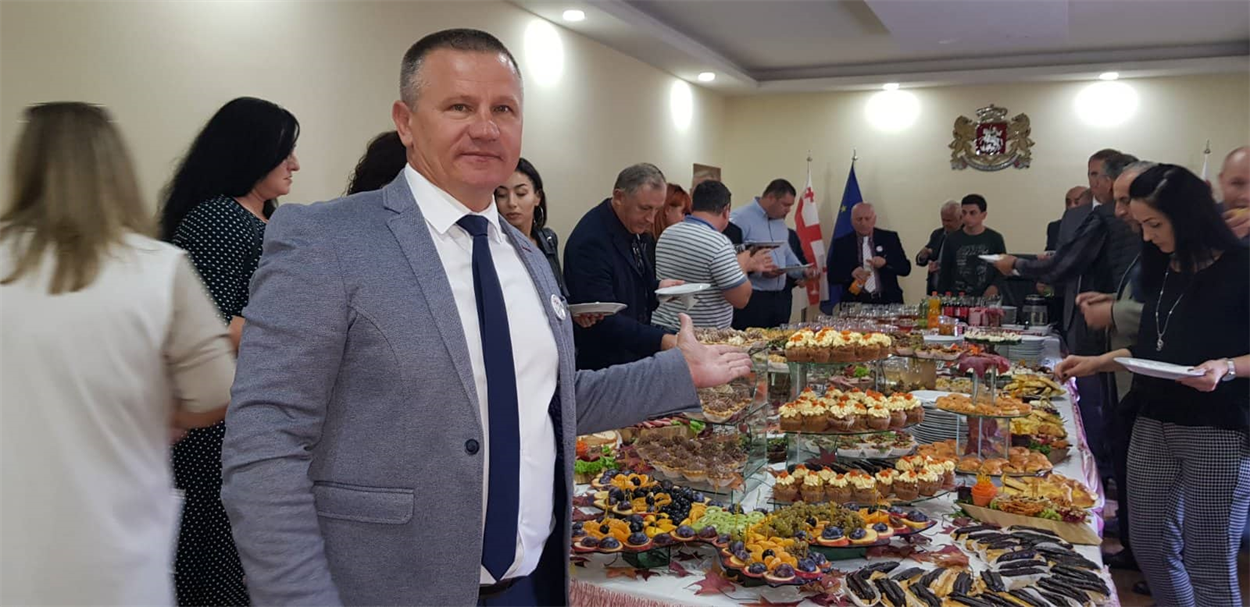 Стол в мэрии накрыла семья священника