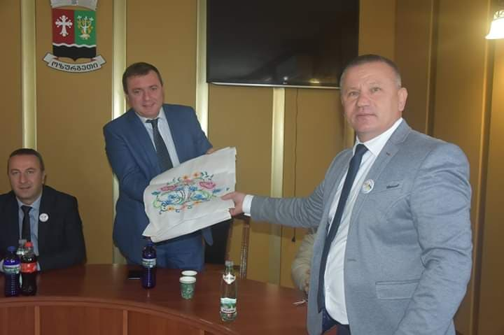 Грузины с благодарностью приняли рушник от геничан