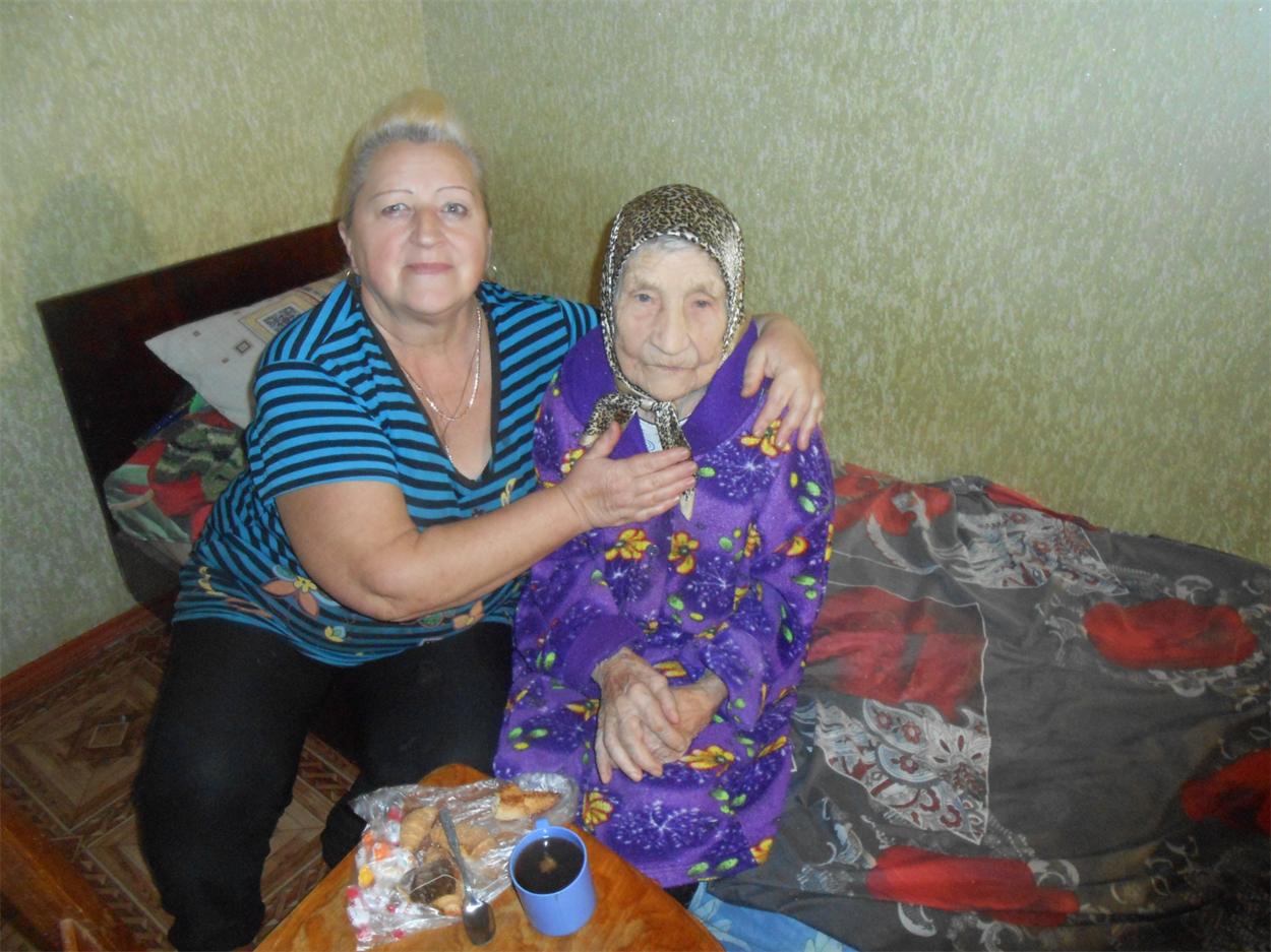 60-летняя Ольга Васильевна очень любит свою 101-летнюю маму