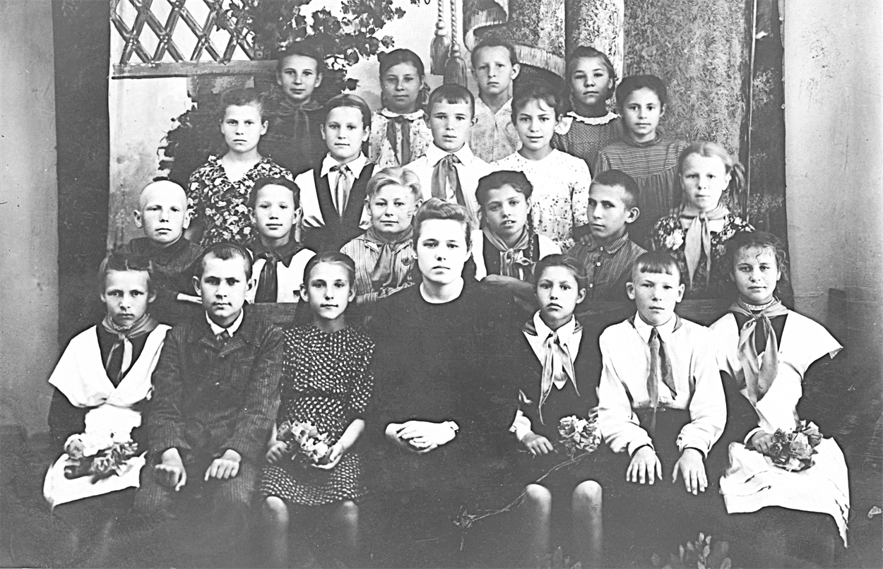 Слева направо: І ряд — Оля Будзинская, Валентин Ефремов, Лариса Беличко, Е. П. Чекаткова, Люся Разуменко, Лёня Слива, Рая Дроздова; ІІ — ряд — Нина Ильяшенко (вторая), Виктор Яценюк (пятый), ІІІ ряд — Катя Терещенко, Люся, Виктор Шаповалов, Женя Асеева, Тася Майлунис, IV ряд — Рая Дюкарь, Лиза Позывай, Люба Берёзкина, Валя Свичкаренко.