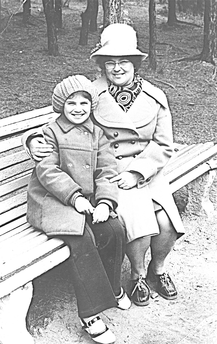 Екатерина Александровна с дочерью Натальей, еще школьницей
