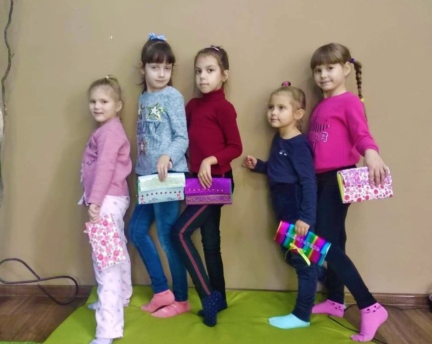Девчонки изготовили модные клатчи своими руками