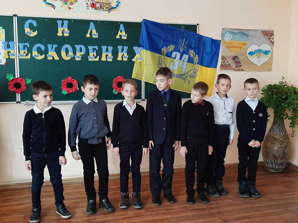 Младшие школьники тоже поздравляли бойцов
