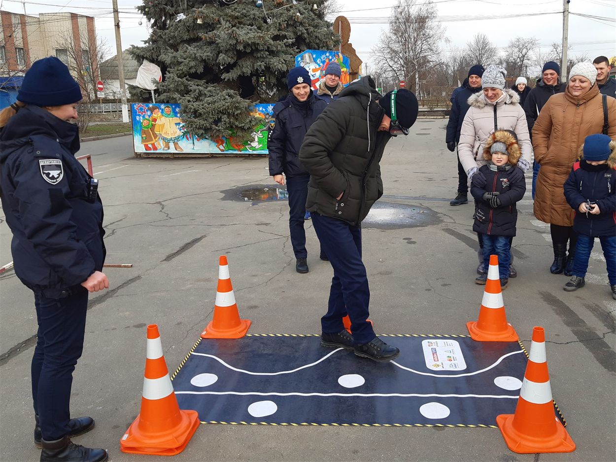 Взрослые могли попробовать пройтись нетрезвой походкой