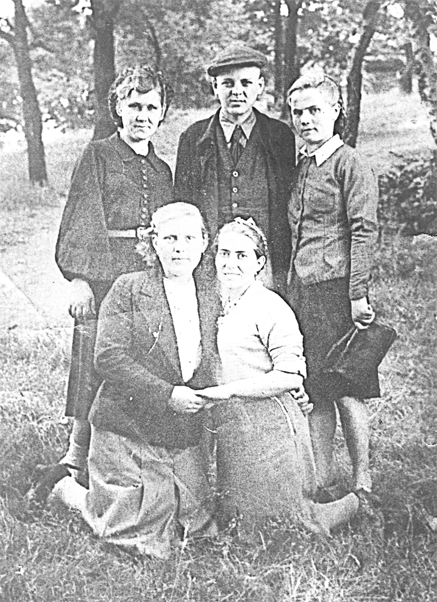 2&nbsp;июня 1944&nbsp;г. Германия. Фото с&nbsp;друзьями на&nbsp;память. Полина Омельяненко&nbsp;— справа во&nbsp;втором ряду.