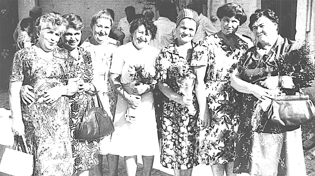 1986&nbsp;г. Встреча выпускников в&nbsp;Генической школе №&nbsp;1. Полине Константиновне и&nbsp;ее&nbsp;одноклассницам уже шестьдесят пять. Но, вспоминая школьные, предвоенные годы, они по-прежнему молоды, прекрасны, и&nbsp;по-девичьи задорны...