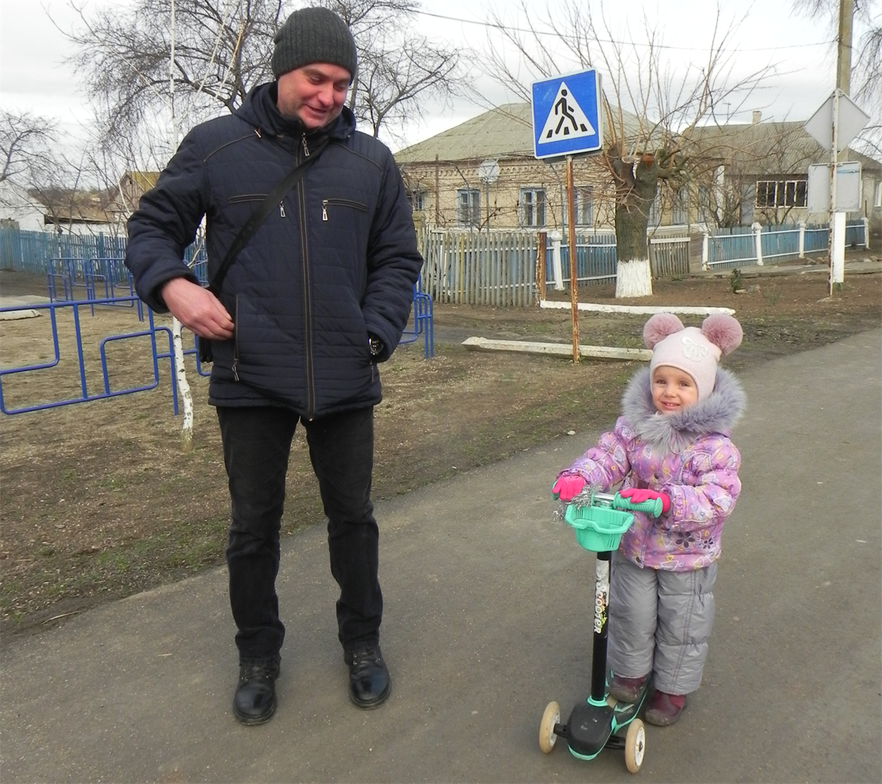 Будущая ученица Стокопанской ООШ Ксюша Тарасюк прогуливается с папой Александром