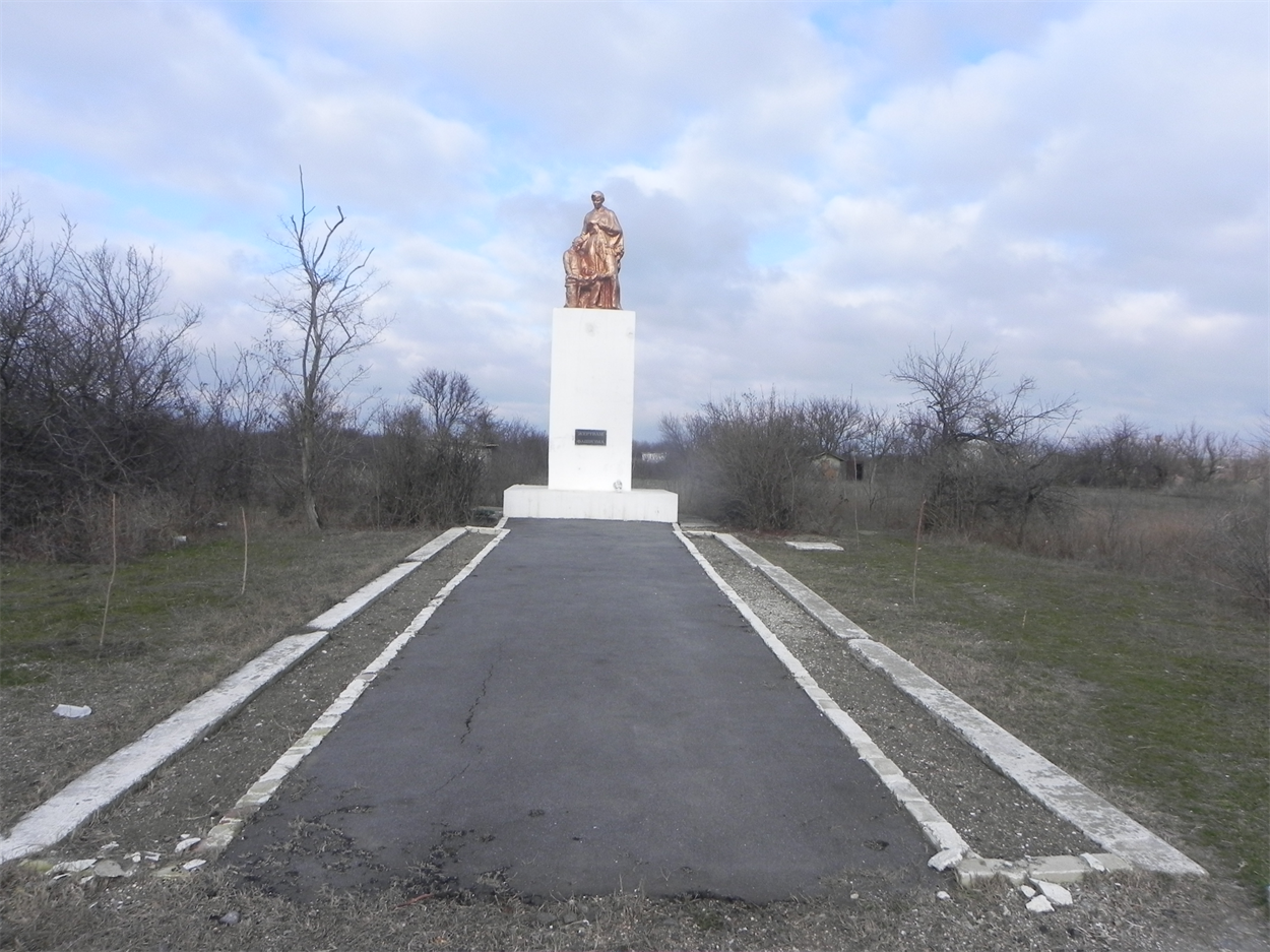 На месте расстрела установили памятник