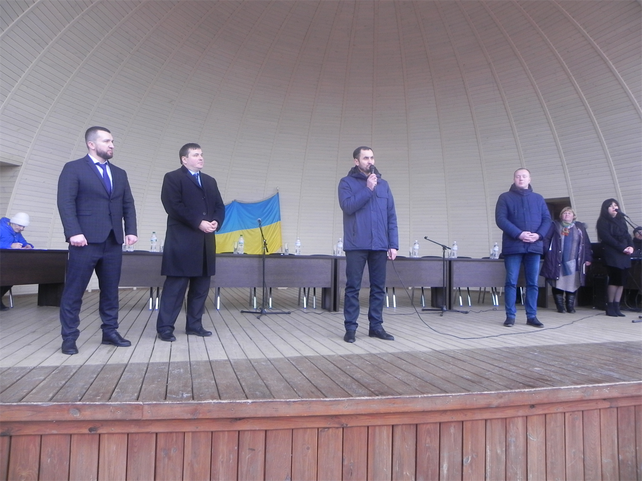Виктора Плохушко встречали аплодисментами и возгласами "Молодец!"