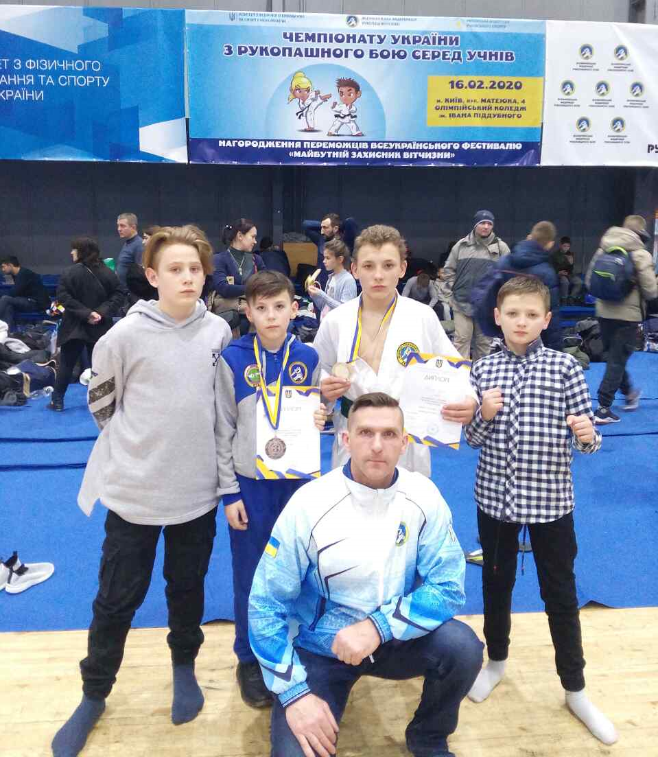 На соревнования спортсмены поехали с тренером Игорем Солопом