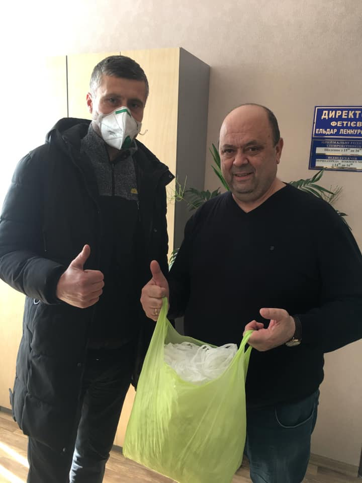Подарок от Александра Бартеньева принял главврач больницы Эльдар Фетиев 