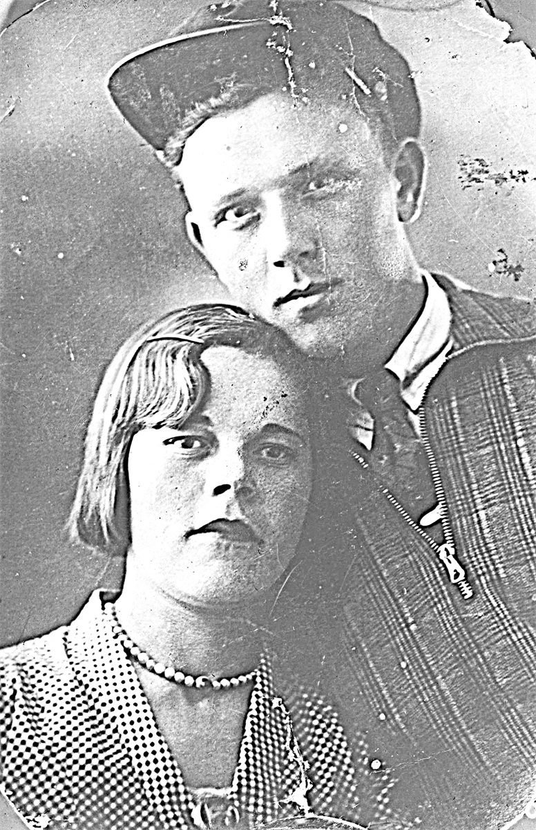 Инна Николаевна бережно хранит фото своих родителей Николая и Доры Крюковых