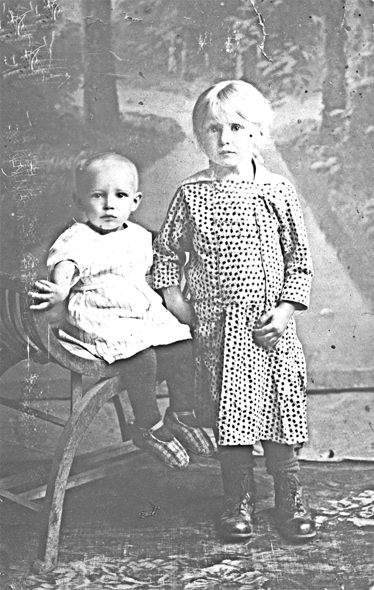 1933&nbsp;г. 8-летняя Поля с&nbsp;младшим братом Ваней, которому всего 1&nbsp;годик