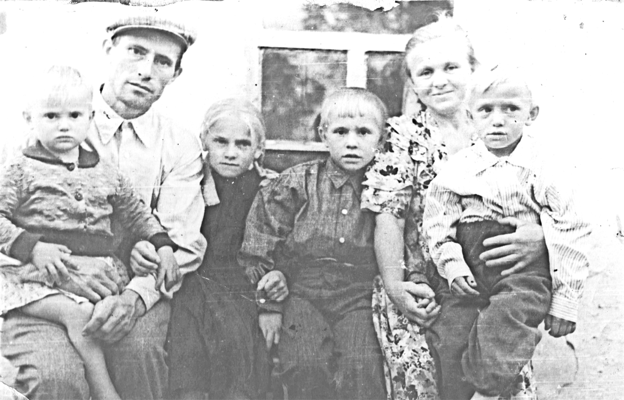 Полина и&nbsp;Николай Крыжко с&nbsp;детьми: Ниной, Любой, Толей и&nbsp;Сашей (и&nbsp;вот-вот появится на&nbsp;свет Леня)