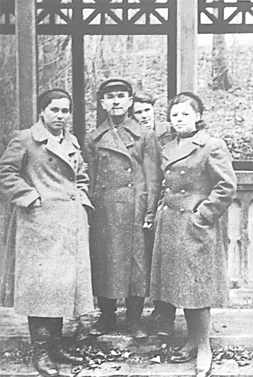 1944 г. Старший сержант, медсестра Анна Светлицкая (слева)