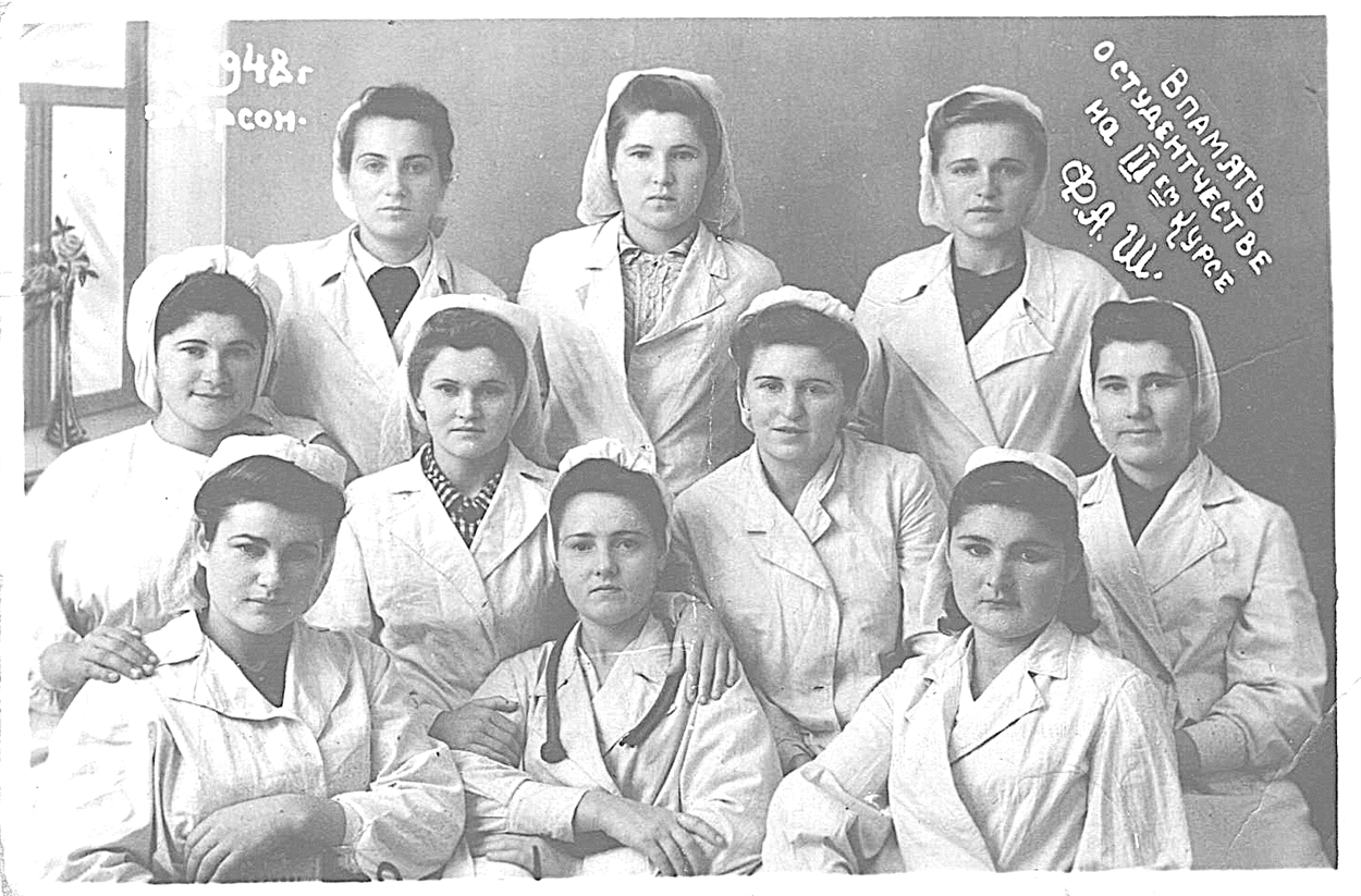 Так выглядела Дорпа Андреевна (в первом ряду - посредине) в студенческие годы
