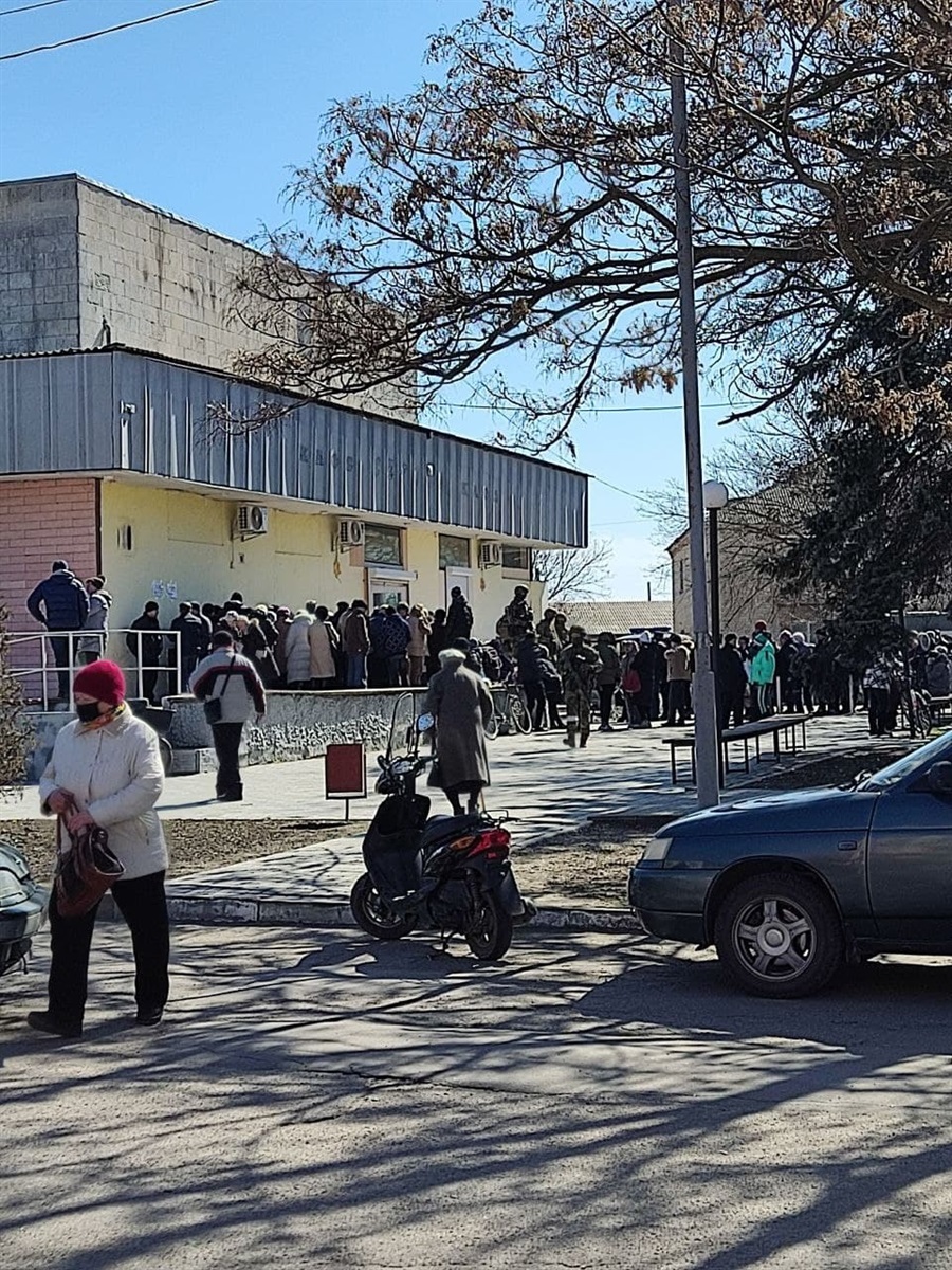 Черга на «грошову допомогу» від окупантів у Генічеську