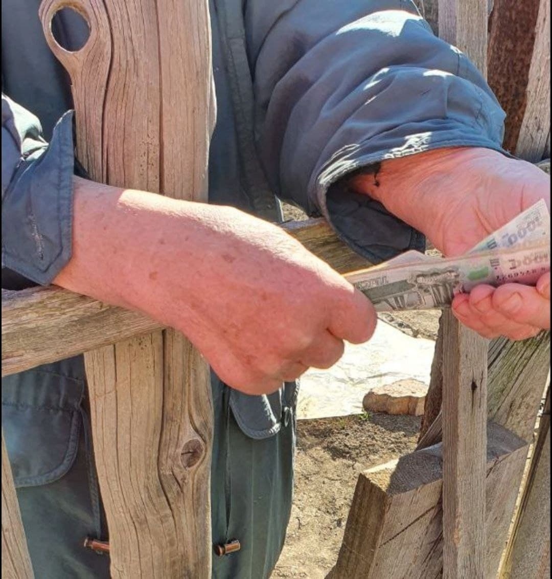 Жінка в Генічеську отримала рублі від окупантів