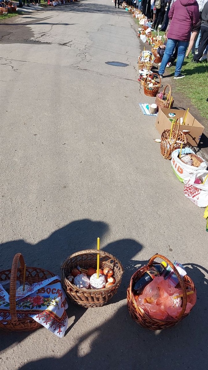 Черга на освячення Великодніх кошиків