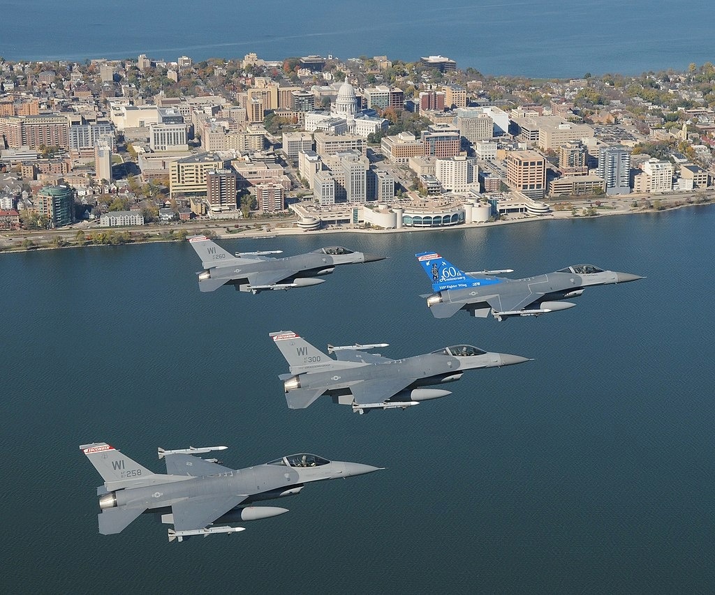 F-16 ВВС Національної Гвардії США в небі над Вісконсином