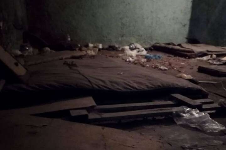 Росіяни у жахливих умовах незаконно утримують людей, допитують, катують