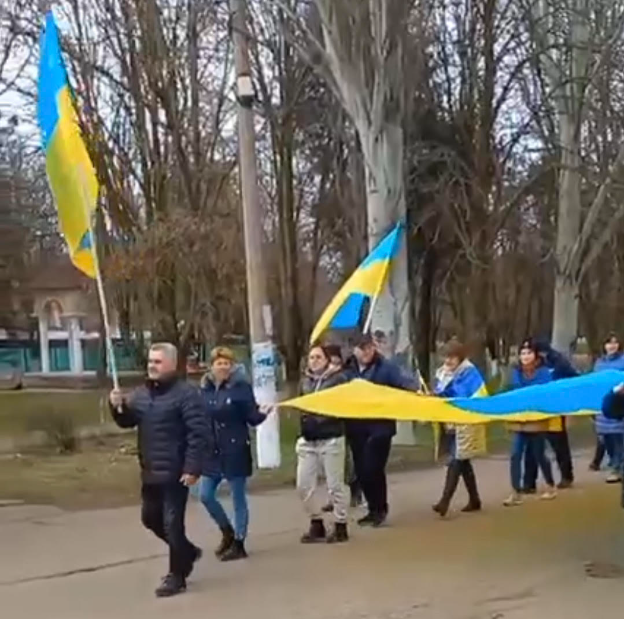 Петро Збаровський на чолі проукраїнського мітингу в Новотроїцькому, березень 2022 року