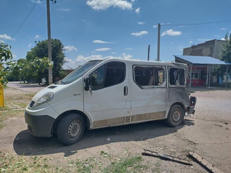 Російське окупаційне військо вдарило FPV-дроном по цивільній машині у Бериславському районі, 27.06.2024